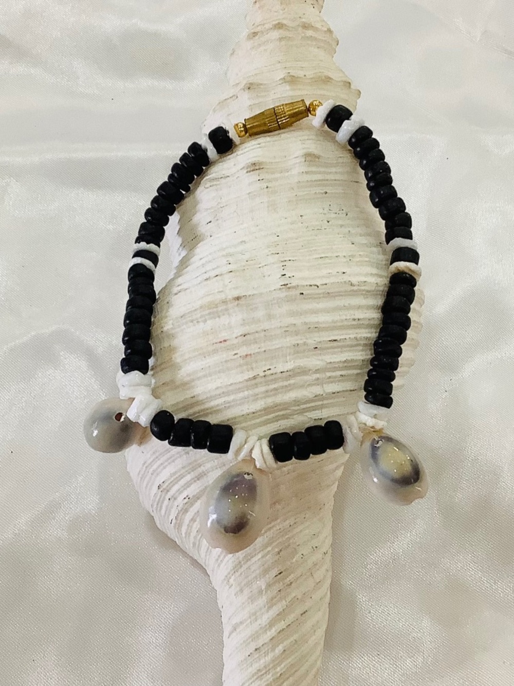 Beautiful Hawaiian Cowrie shells and black horn beads Bracelet